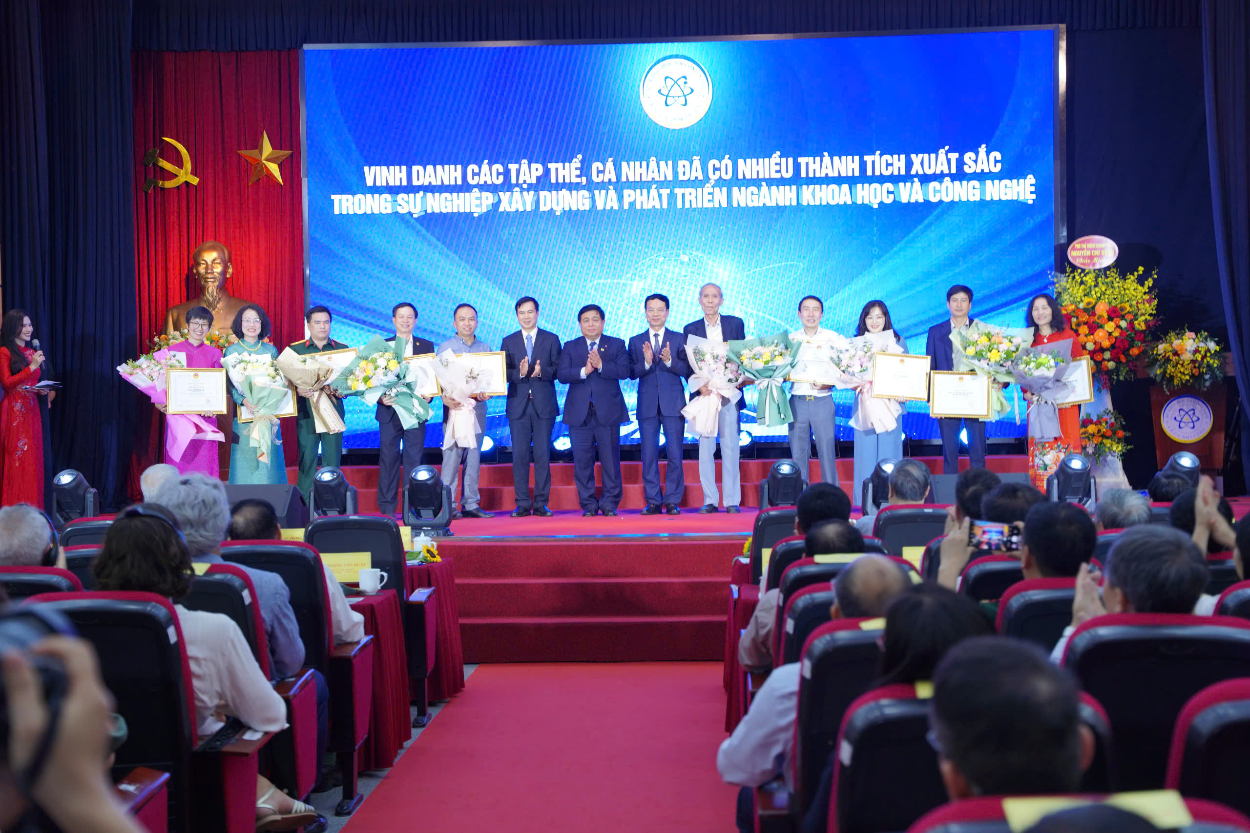 MedCAT được Bộ Khoa học & Công nghệ vinh danh là 1 trong 10 cá nhân, tập thể tiêu biểu có thành tích xuất sắc