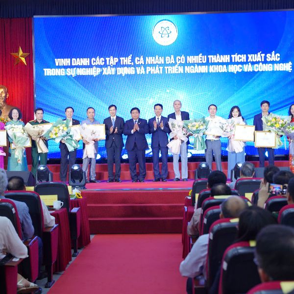  MedCAT được Bộ Khoa học & Công nghệ vinh danh là 1 trong 10 cá nhân, tập thể tiêu biểu có thành tích xuất sắc