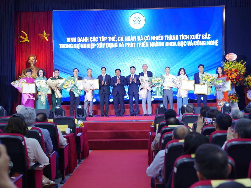  MedCAT được Bộ Khoa học & Công nghệ vinh danh là 1 trong 10 cá nhân, tập thể tiêu biểu có thành tích xuất sắc